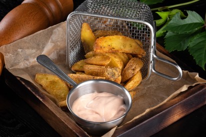 Potato wedges with garlic and herbs